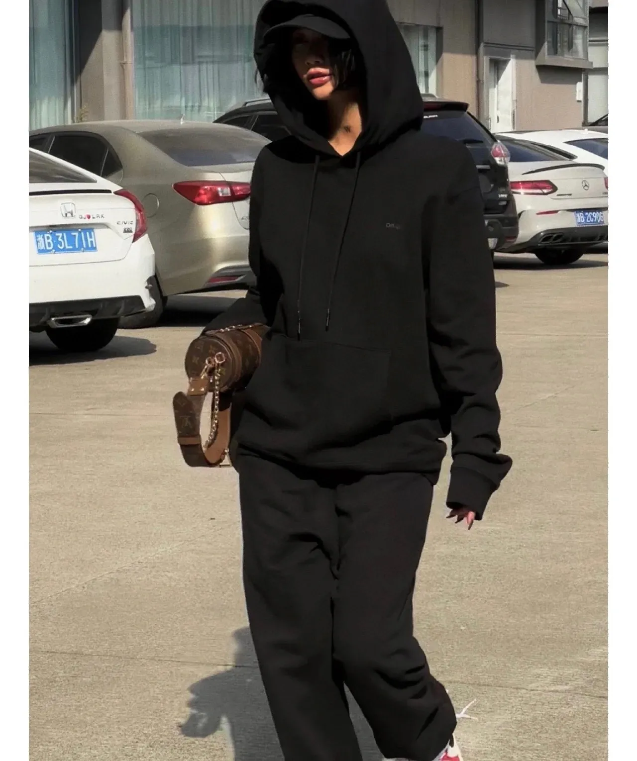 ♻️💯Upper body reference model picture❤️Top tested version OFF WHITE CO VIRGIL 22SS Overlapping Zebra Cross Arrow Hoodie Sweatshirt. The fabric and threads are custom-woven and dyed. The color of the fabric is dyed through color card comparison. There is no color difference. It is made of 420g double yarn terry fabric. The printing is done using a Japanese-owned MIMAKIi printing machine. There are no edges or burrs. Inkjet printing, heat transfer, hot pressing and cold tearing. The transparent fabric pattern is scratch-proof and ironing. The printing is not easy. The tape printing overlaps and the color depth is different. The washed label is also customized according to the original font from the company. The accessories still use OFFWHITE 21S/S full line of correct accessories. Rectangular plastic raised three-dimensional collar label. Late Color: Black Size: XS-L P:390